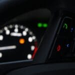 Podświetlony zestaw wskaźników we współczesnym Peugeocie