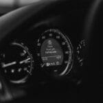 Zbliżenie czarno-białego licznika Peugeot z kontrolką lampki postojowej