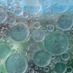 Bąbelki oleju unoszące się na powierzchni wody w zbliżeniu