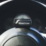 Diagnostyczny skaner OBD na kierownicy auta Renault