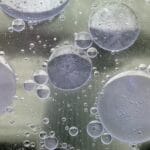 Kolorowe pęcherzyki oleju unoszące się w wodzie w ujęciu z bliska