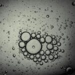 Pęcherzyki oleju unoszące się w wodzie w zbliżeniu