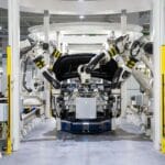 Roboty montujące samochód w nowoczesnej fabryce Stellantis i Renault