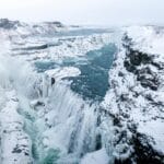 Gullfoss z lotu ptaka pośród ośnieżonego zimowego krajobrazu Islandii