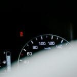 Zbliżenie prędkościomierza z cyfrowym wyświetlaczem i kontrolką w Renault