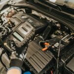 Mechanik diagnozuje silnik auta testerem w warsztacie