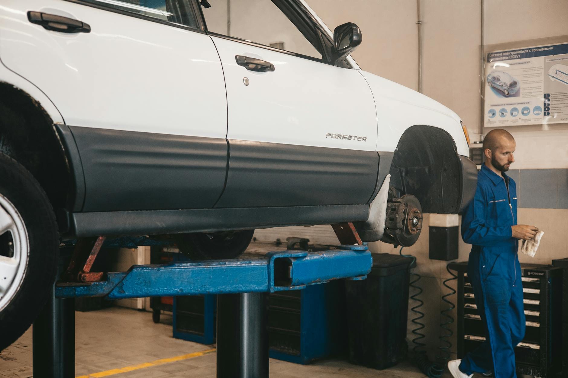 Mechanik sprawdza Citroëna na podnośniku w warsztacie