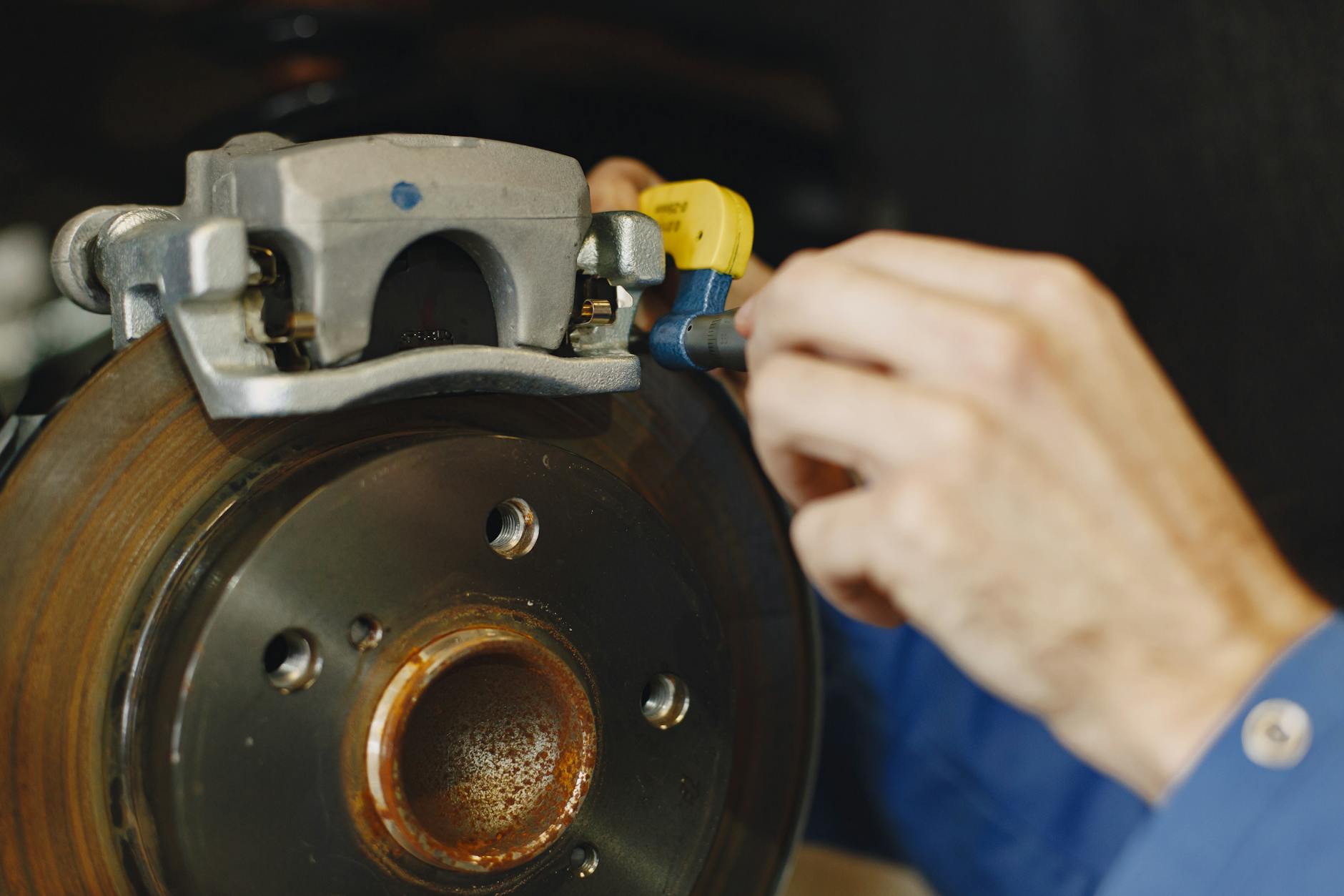 Mechanik sprawdza tarczę hamulcową w samochodzie Renault