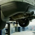 Peugeot 206 na podnośniku w warsztacie podczas serwisu tylnej belki
