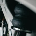 Zbliżenie elementu pneumatycznego zawieszenia samochodu Citroëna