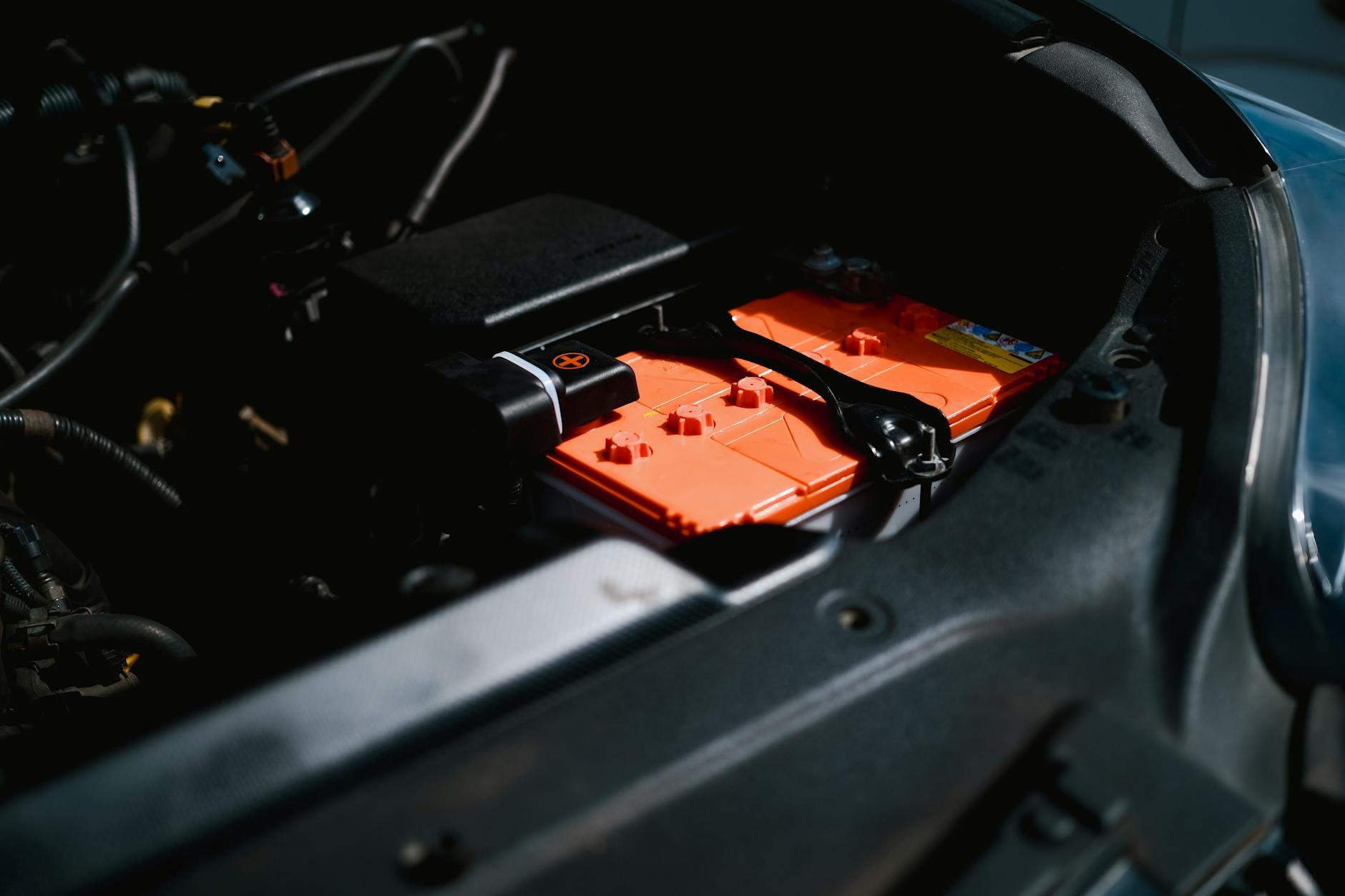 Akumulator w komorze silnika nowoczesnego samochodu Renault