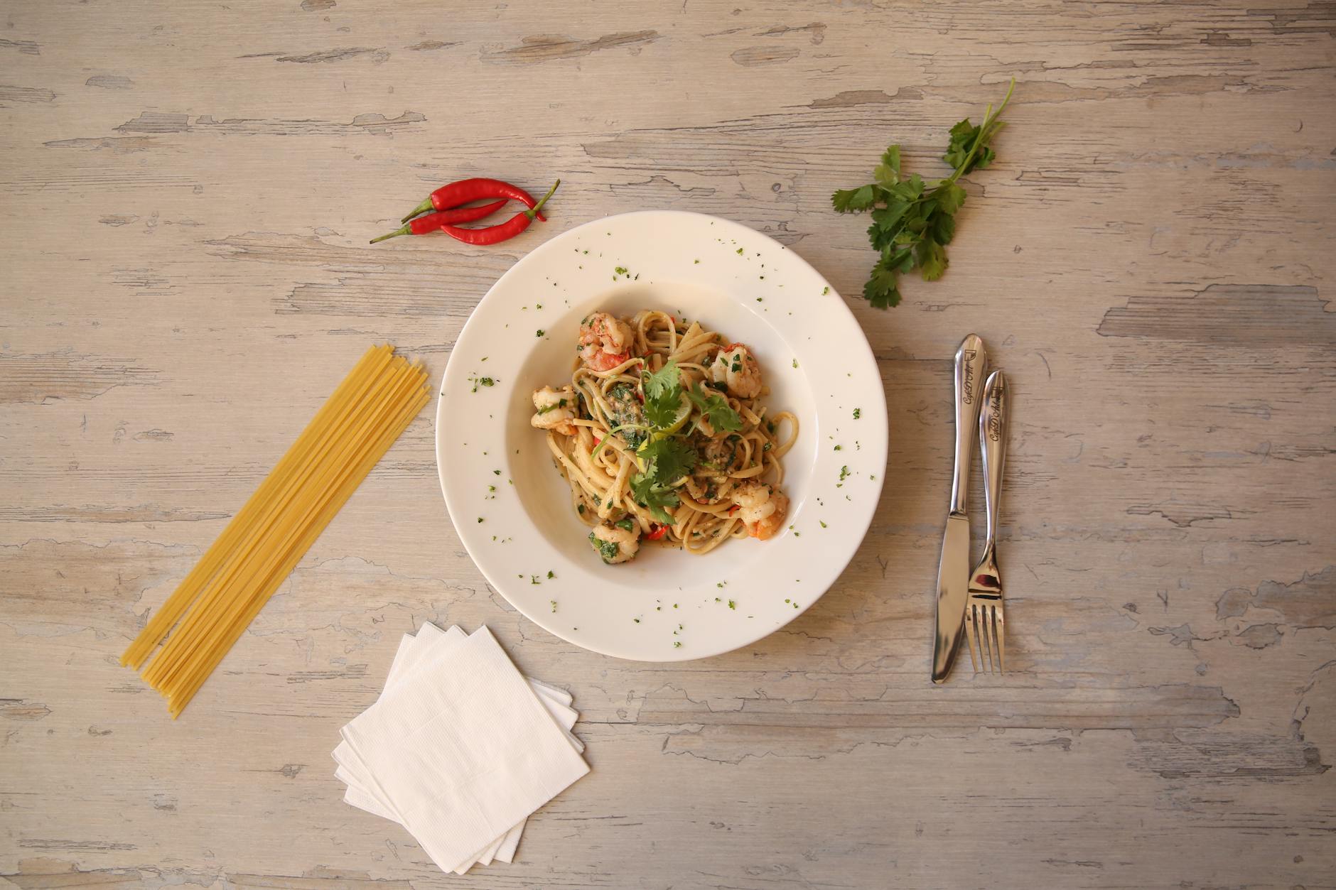 Makaron z owocami morza z chili i pietruszką w włoskiej restauracji