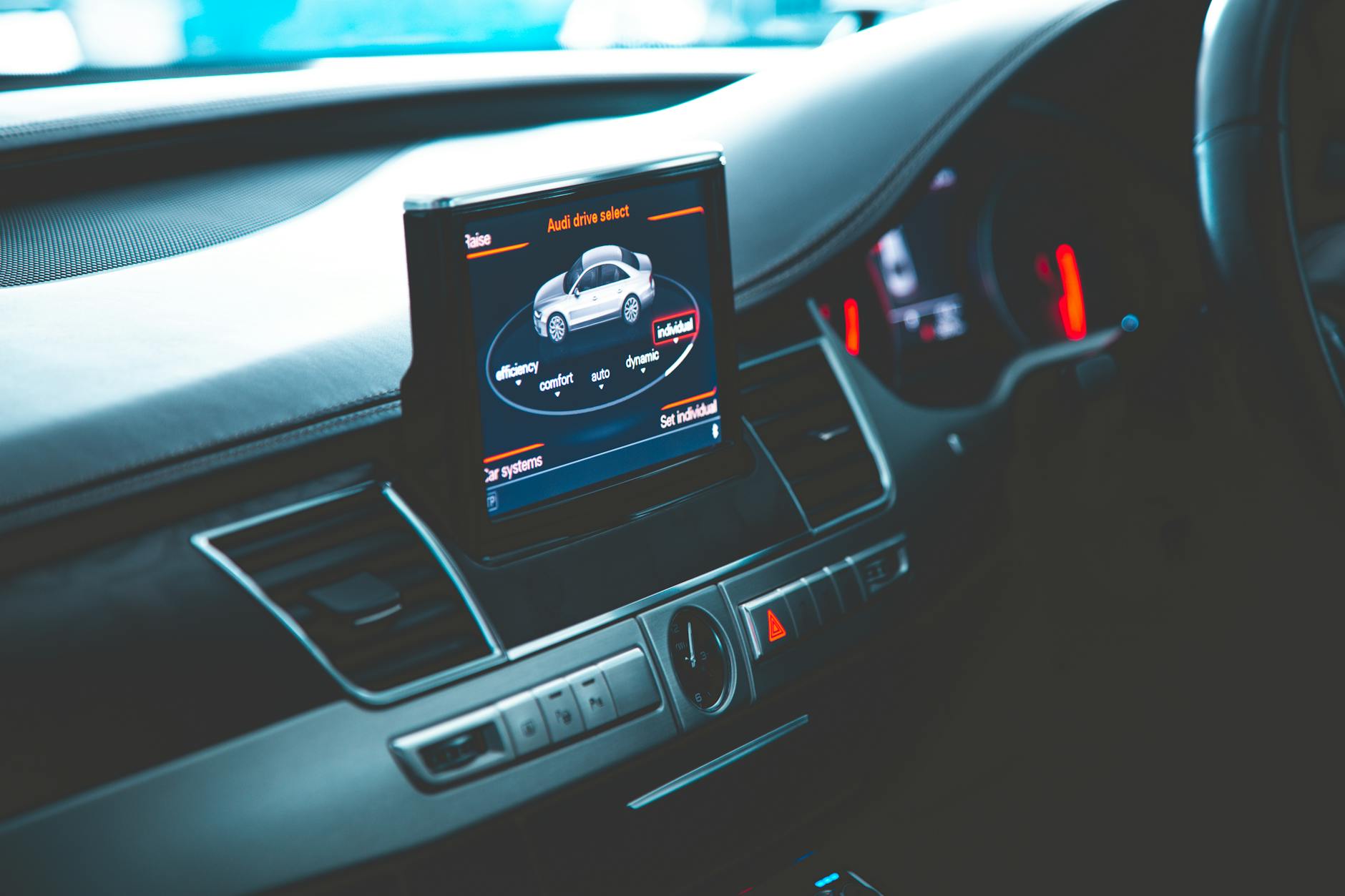 Wnętrze Audi A8 z cyfrowym kokpitem i ekranem multimedialnym