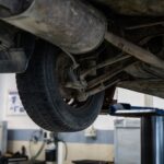 Podwozie Citroëna C5 w serwisie podczas przeglądu zawieszenia