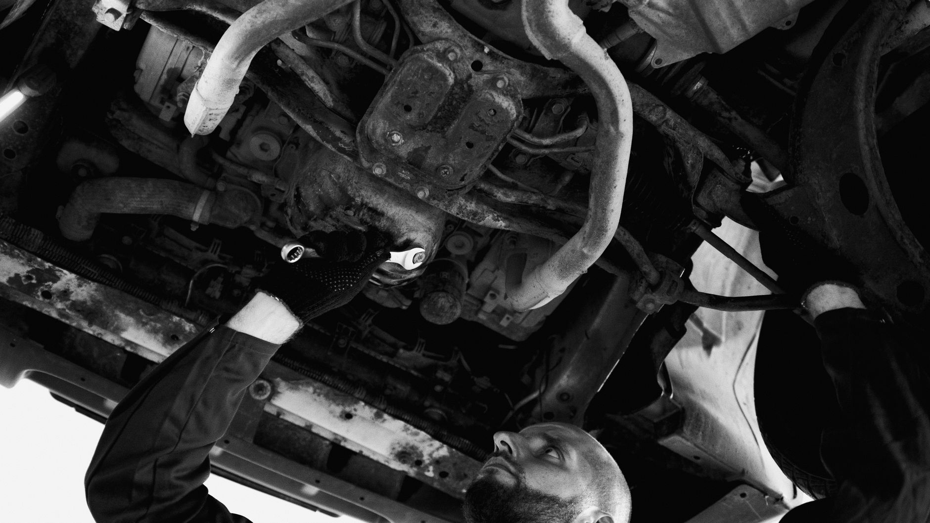Mechanik naprawiający podwozie samochodu Renault w warsztacie