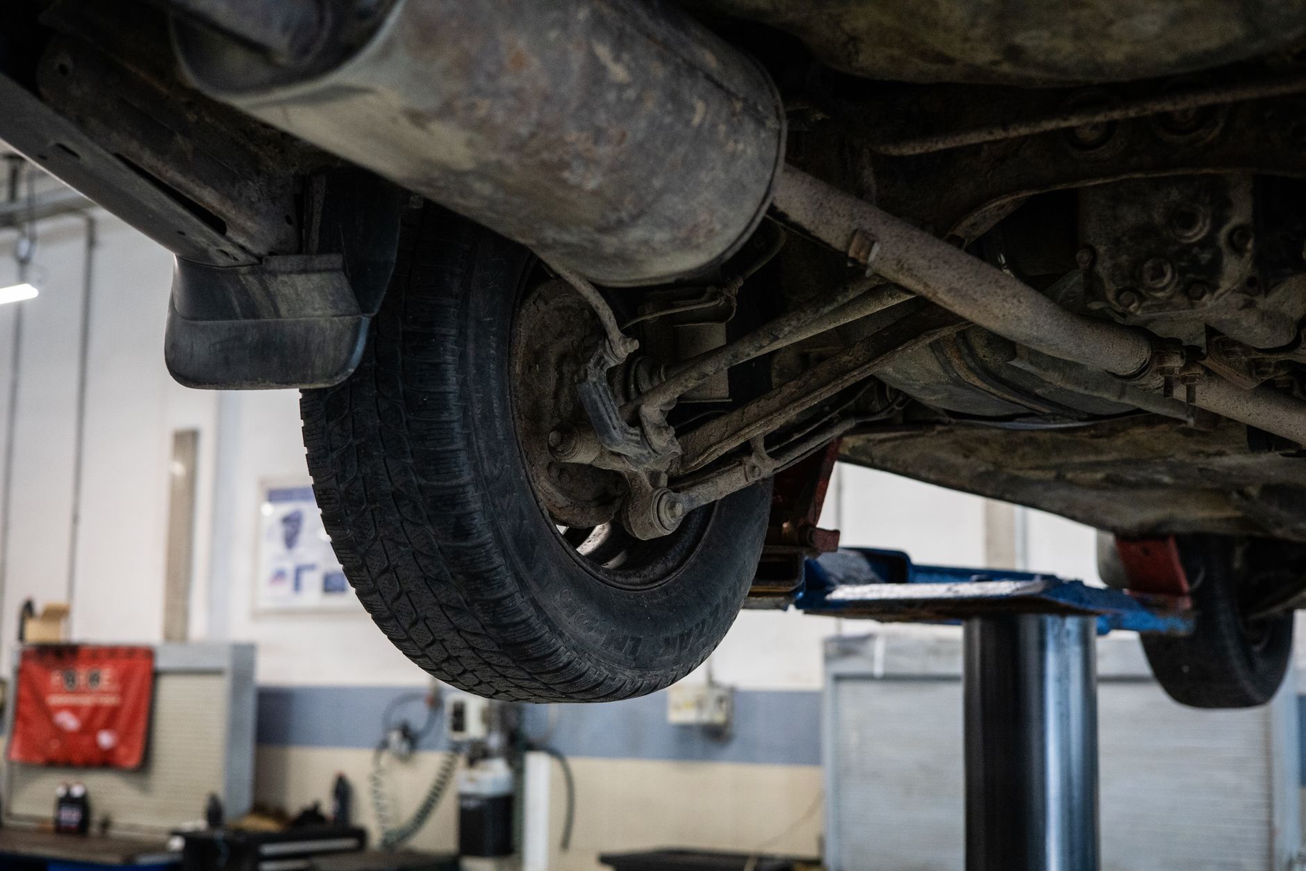 Mechanik ogląda zbliżenie podwozia auta na stanowisku diagnostycznym