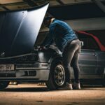 Mechanik sprawdza silnik kabrioletu Peugeot 206 CC w garażu